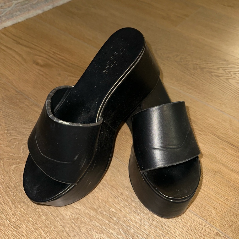Black platform sandals from Princess Polly size 8.5 lightly worn, small chip!